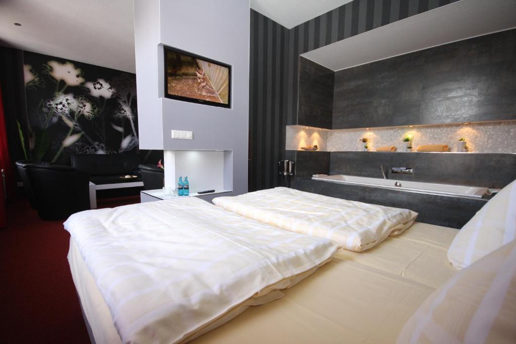 Sl'Otel - Das Stadthotel - Voll Klimatisiert برنبورغ المظهر الخارجي الصورة