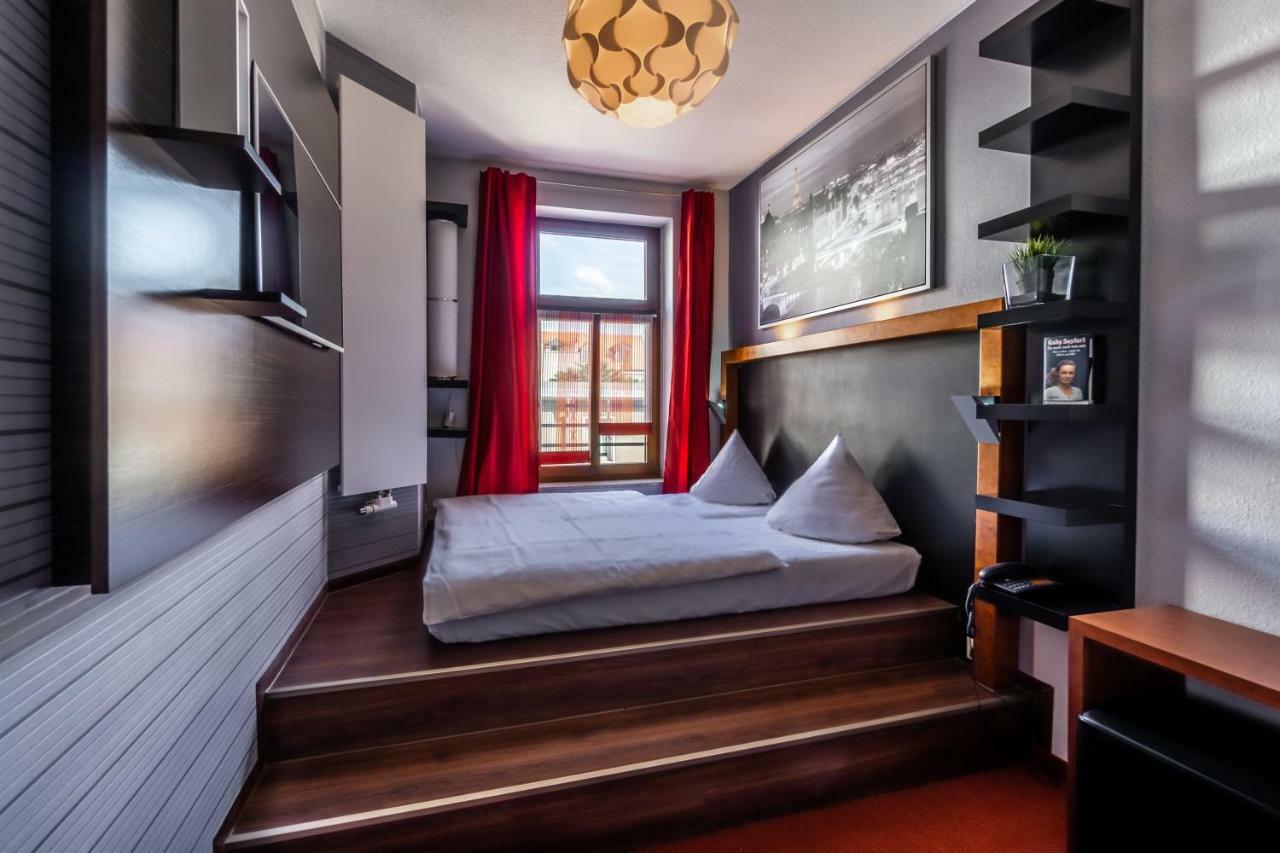 Sl'Otel - Das Stadthotel - Voll Klimatisiert برنبورغ المظهر الخارجي الصورة